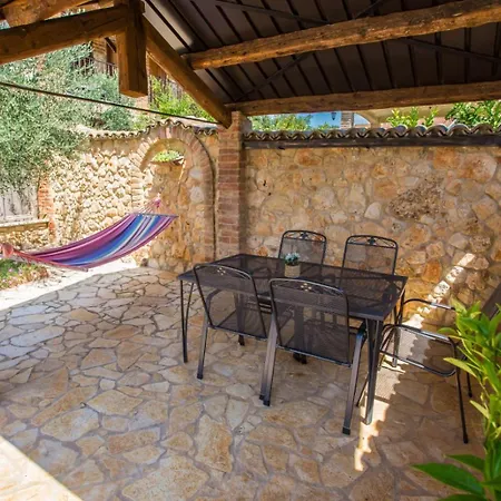 Sunny Haven With Direct Access To The Pool