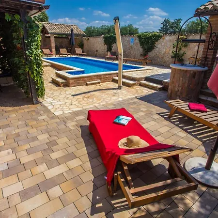 Sunny Haven With Direct Access To The Pool *