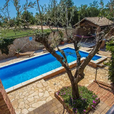 Sunny Haven With Direct Access To The Pool