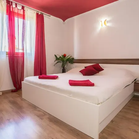 Sunny Haven With Direct Access To The Pool